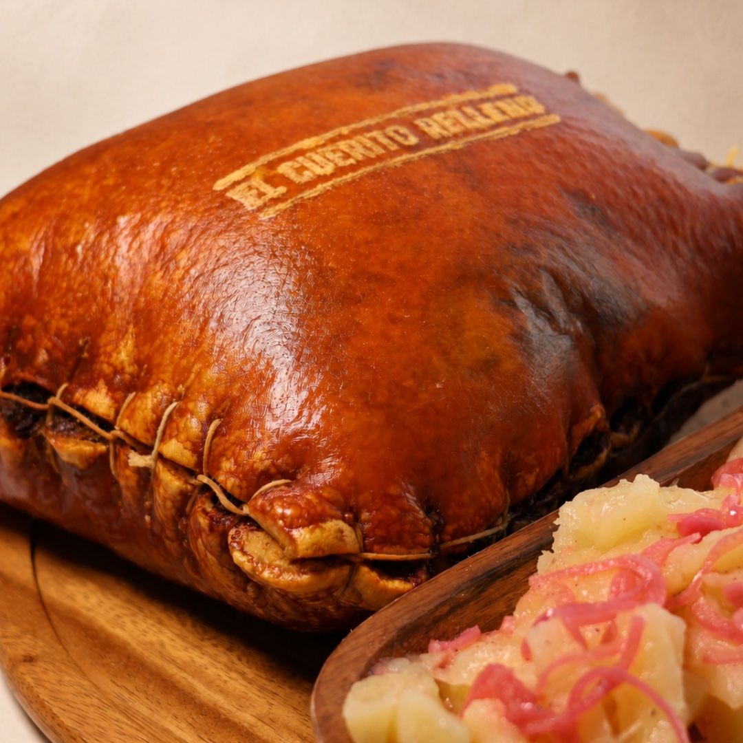 El Cuerito Relleno — cuero relleno cubano recién asado, con la marca grabada, listo para entregar en Orlando